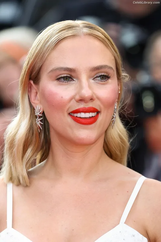 Scarlett Johansson photo 5 of 2617