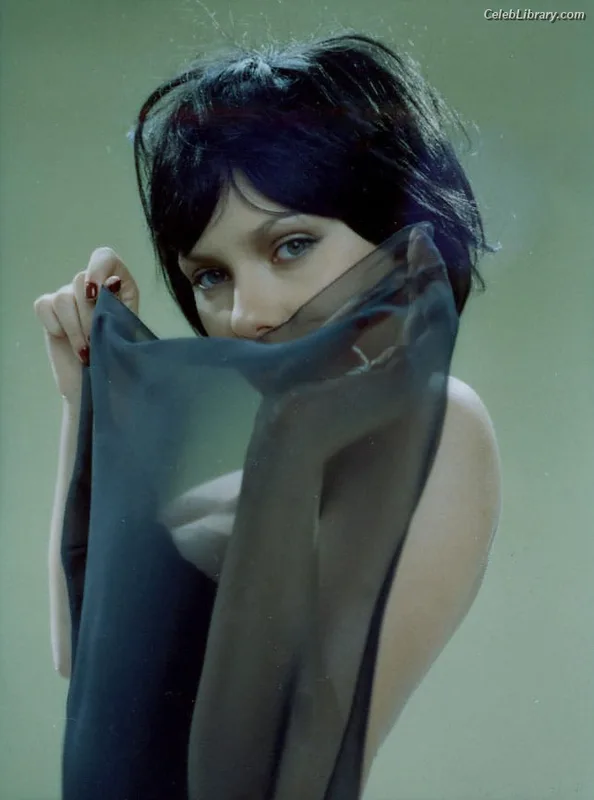 Scarlett Johansson photo 10 of 2617