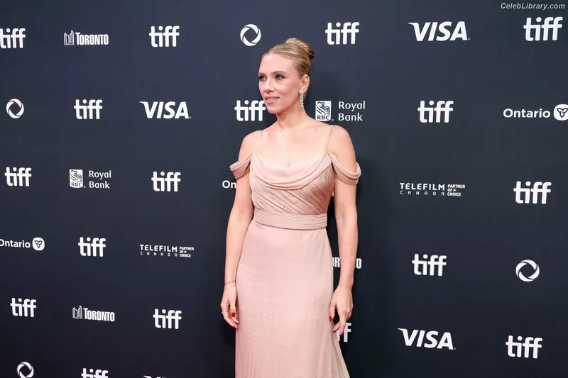 Scarlett Johansson photo 11 of 2617
