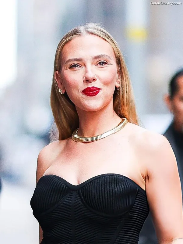 Scarlett Johansson photo 10 of 2617