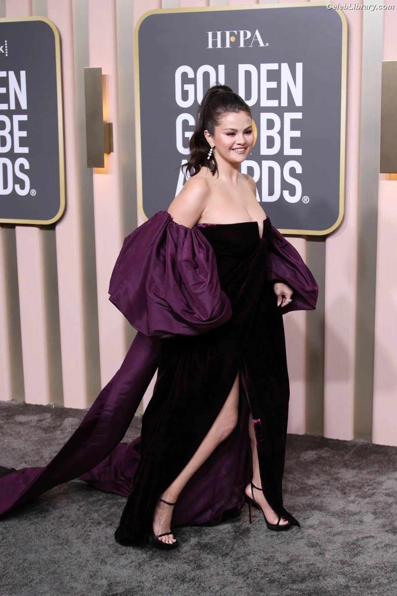 Selena Gomez photo 18 of 3542