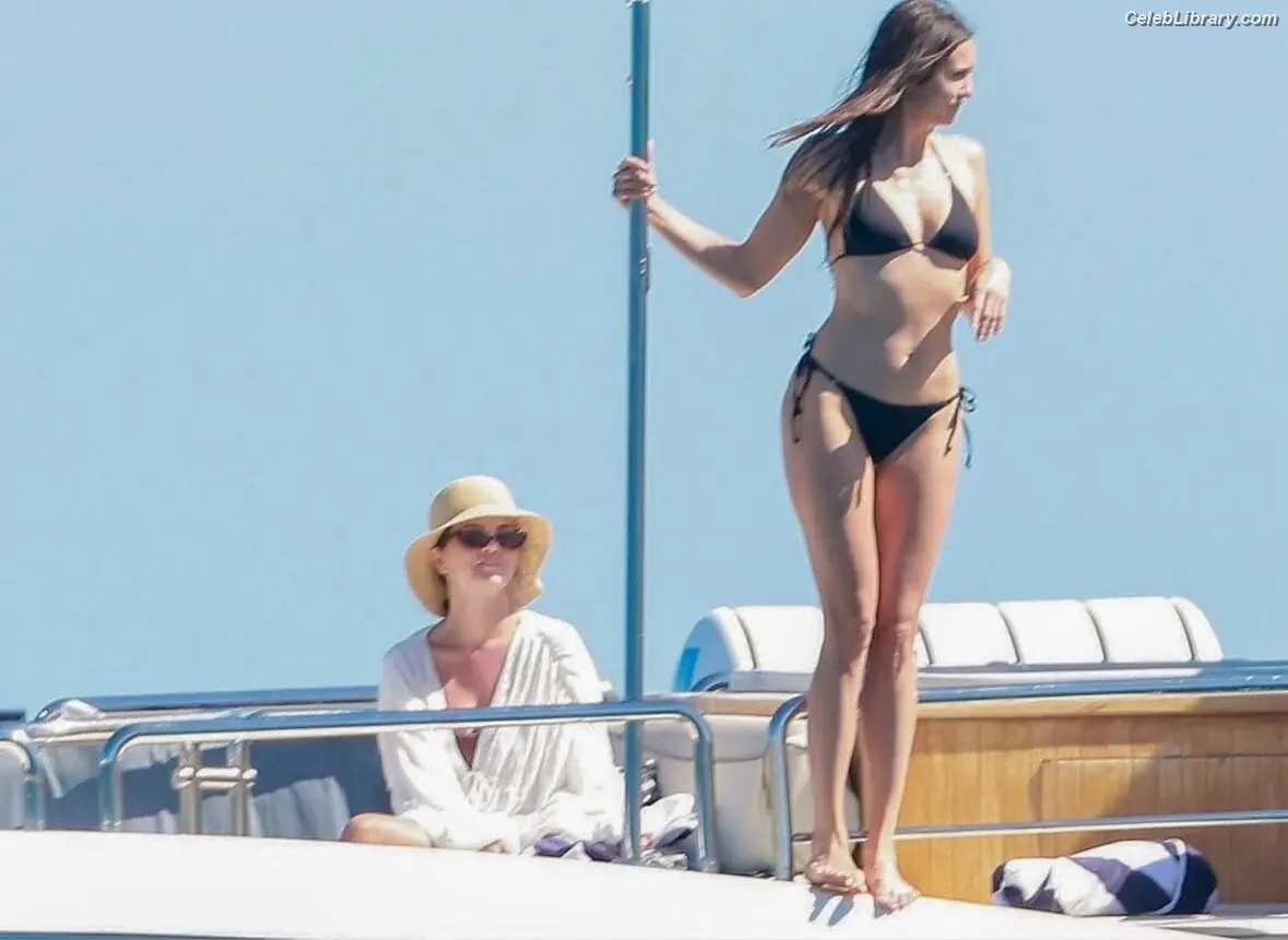 Selena Gomez photo 18 of 3542