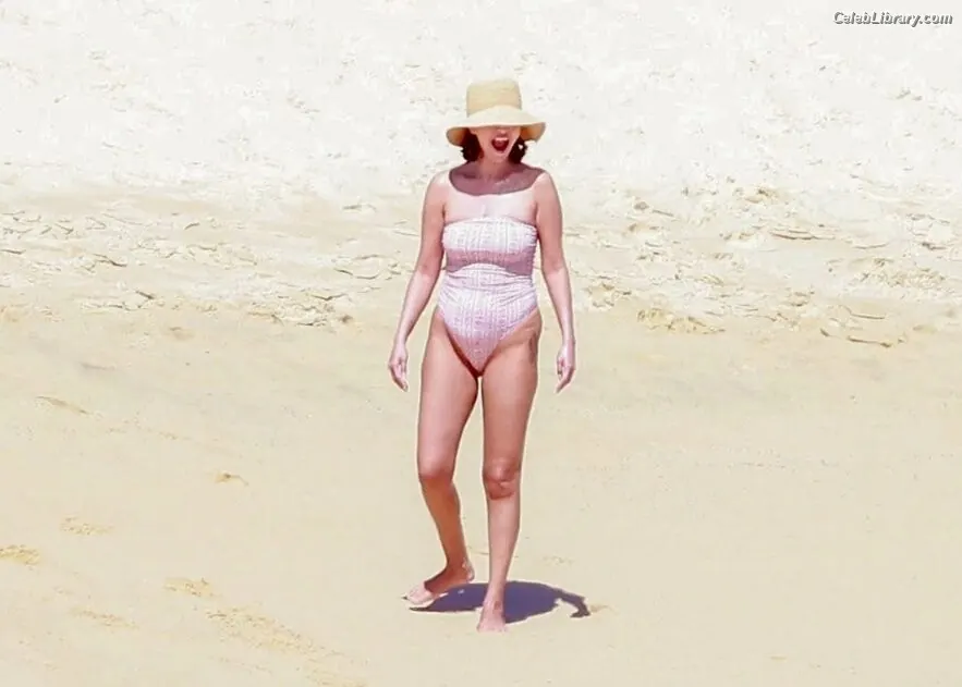Selena Gomez photo 22 of 3542