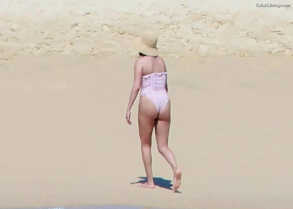 Selena Gomez photo 23 of 3542