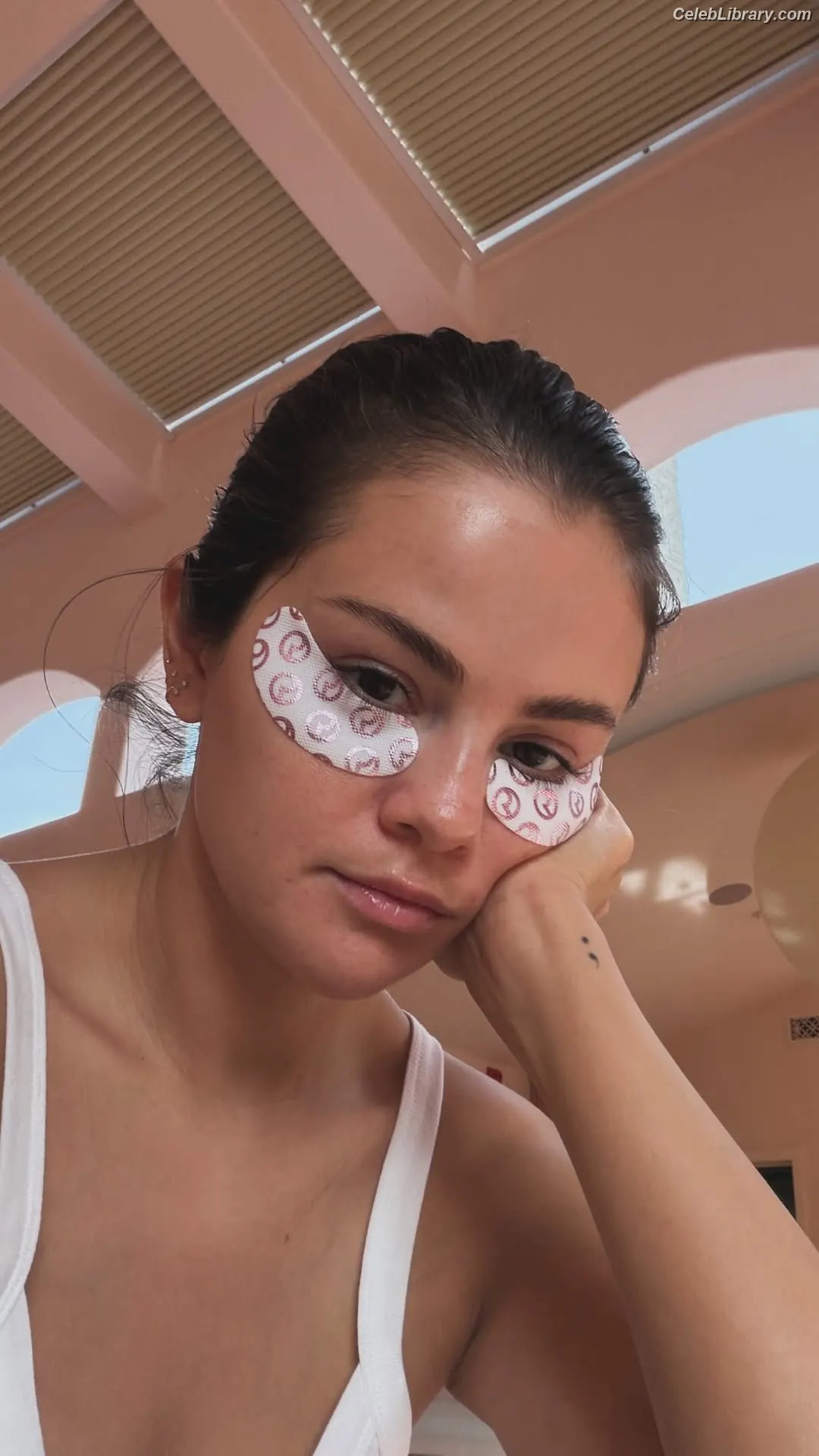 Selena Gomez photo 21 of 3542