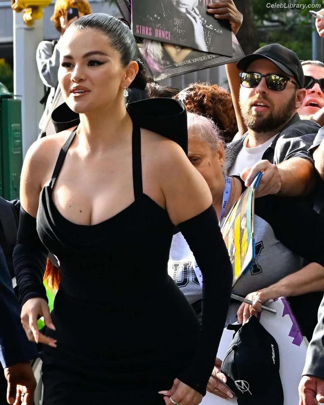 Selena Gomez photo 1 of 3542