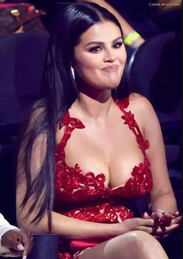 Selena Gomez photo 9 of 3542