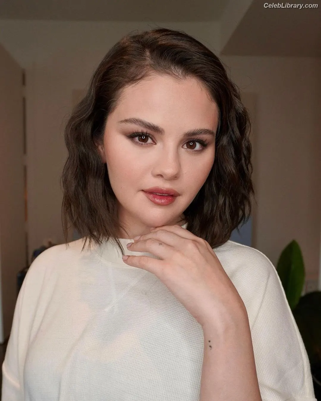 Selena Gomez photo 16 of 3542