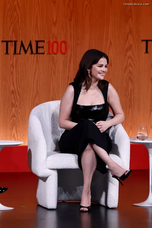 Selena Gomez photo 11 of 3542