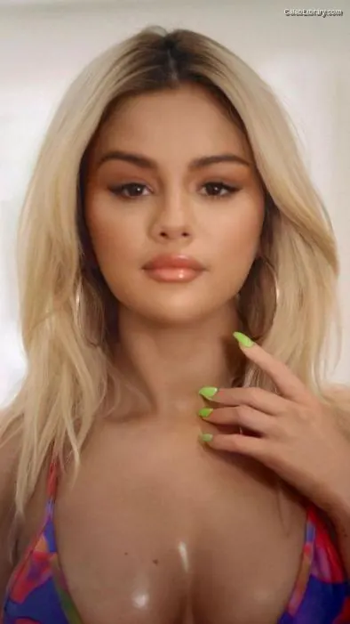 Selena Gomez photo 3 of 3542