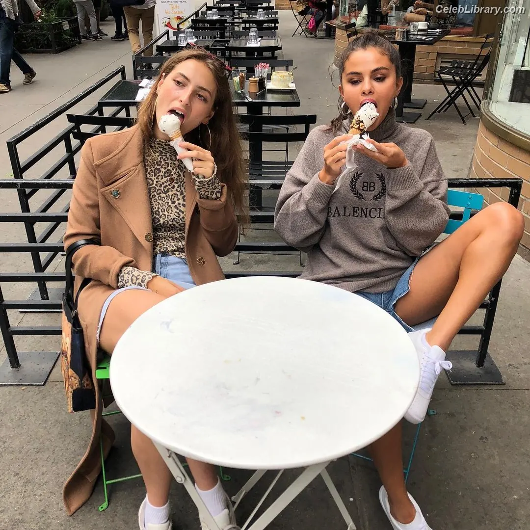 Selena Gomez photo 18 of 3542