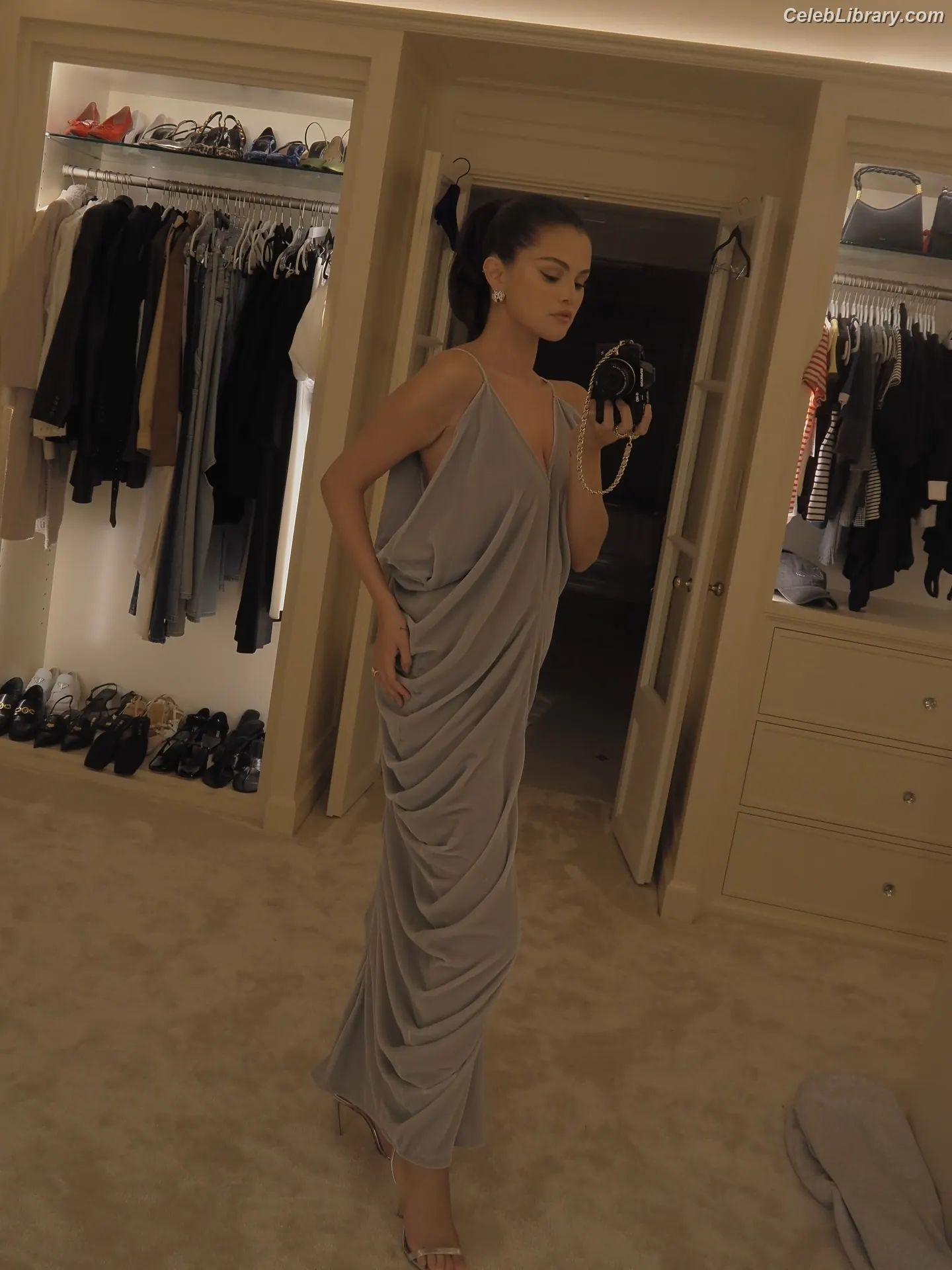 Selena Gomez photo 2 of 3542