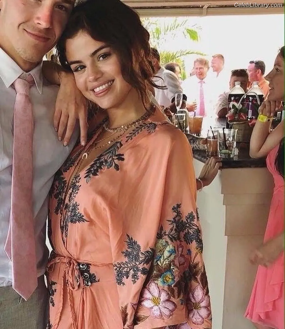 Selena Gomez photo 18 of 3542