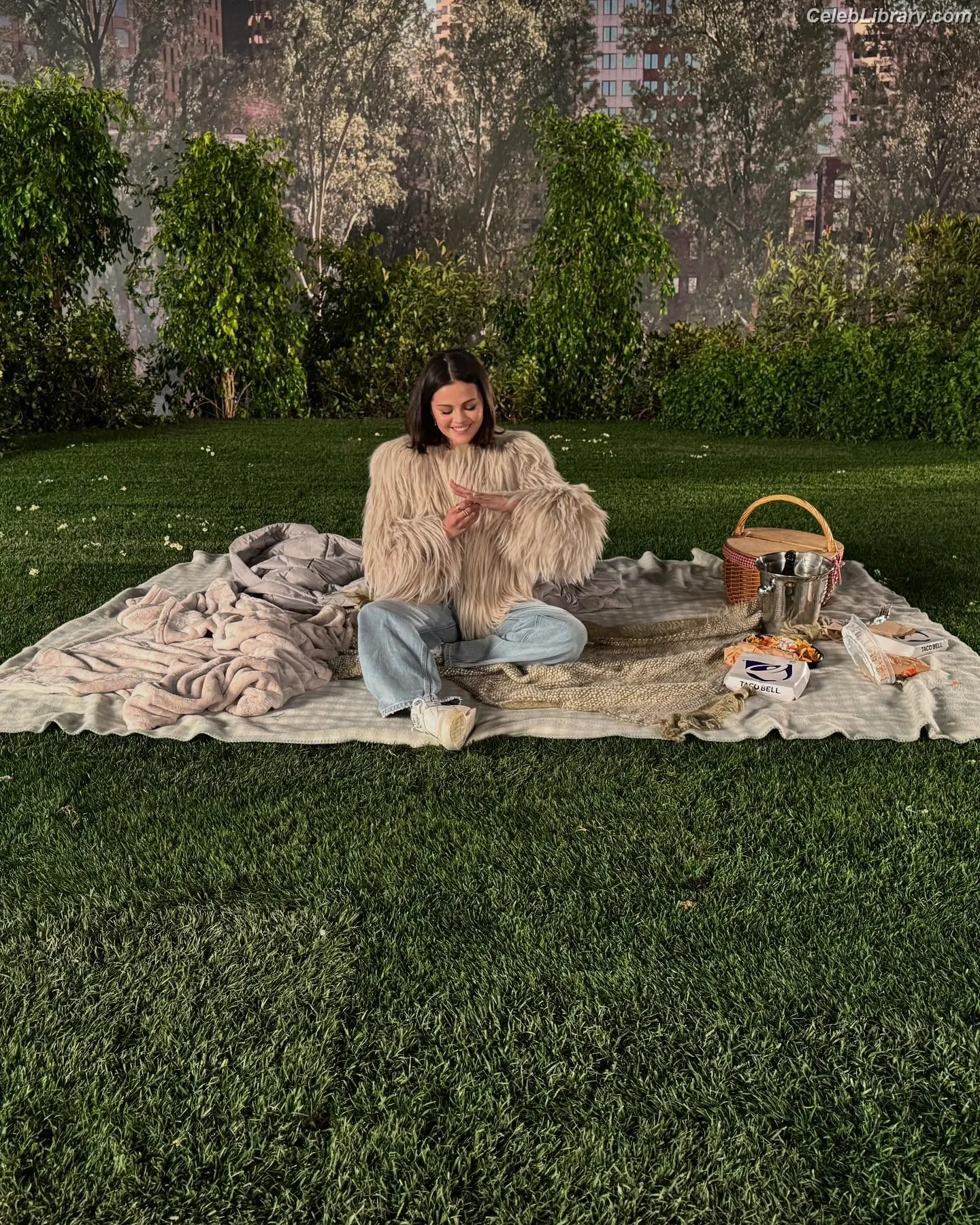 Selena Gomez photo 11 of 3542