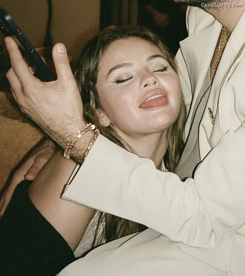 Selena Gomez photo 2 of 3542