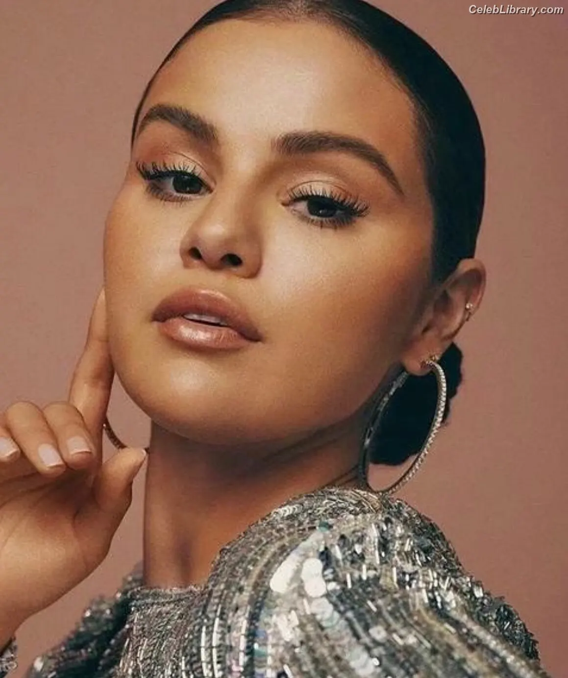 Selena Gomez photo 19 of 3542