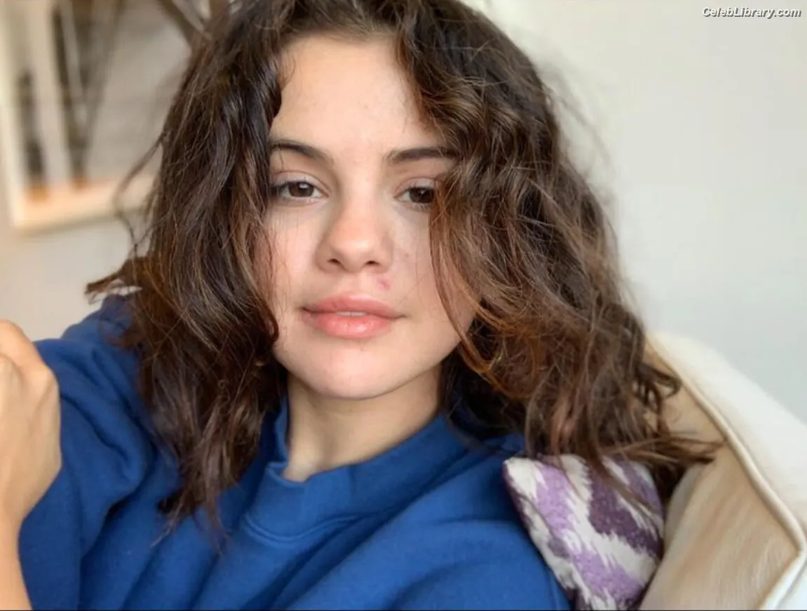 Selena Gomez photo 19 of 3542
