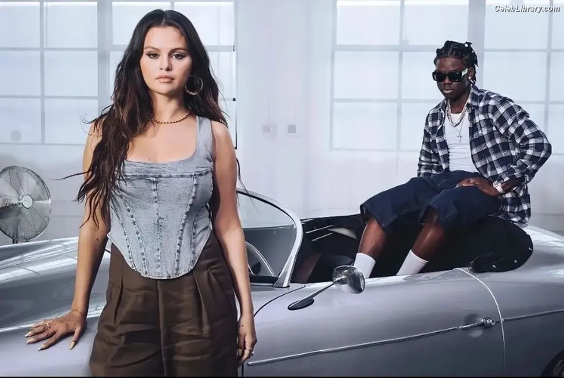 Selena Gomez photo 21 of 3542