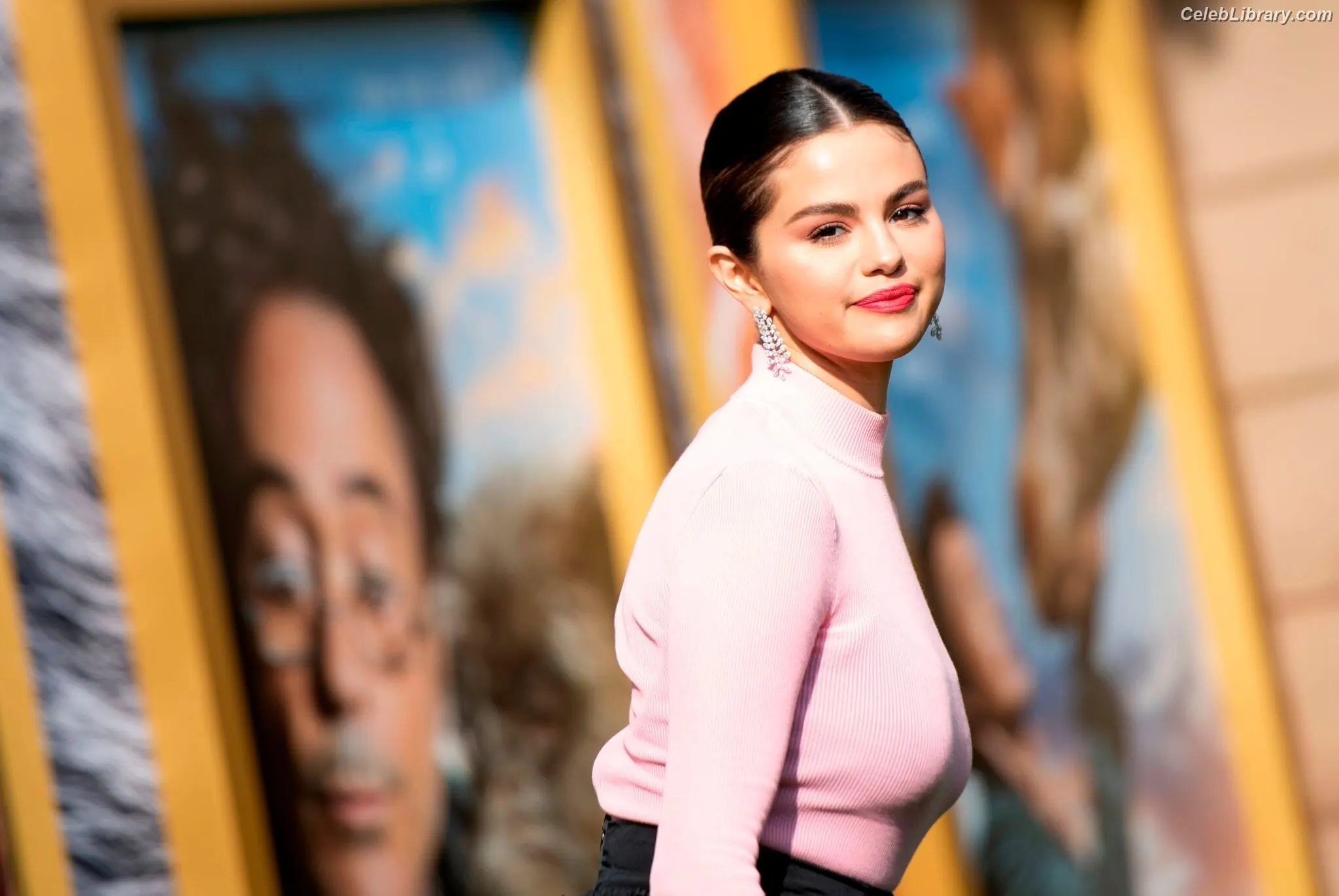 Selena Gomez photo 24 of 3542