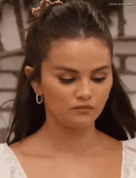 Selena Gomez photo 17 of 3542