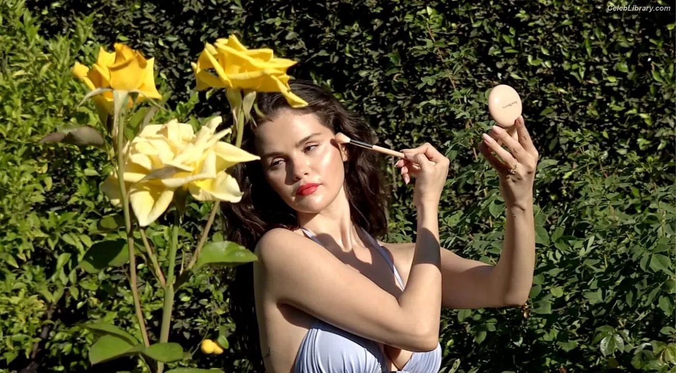 Selena Gomez photo 19 of 3542