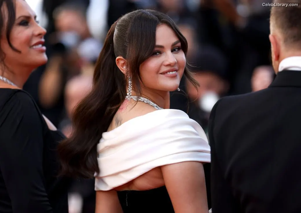 Selena Gomez photo 2 of 3542