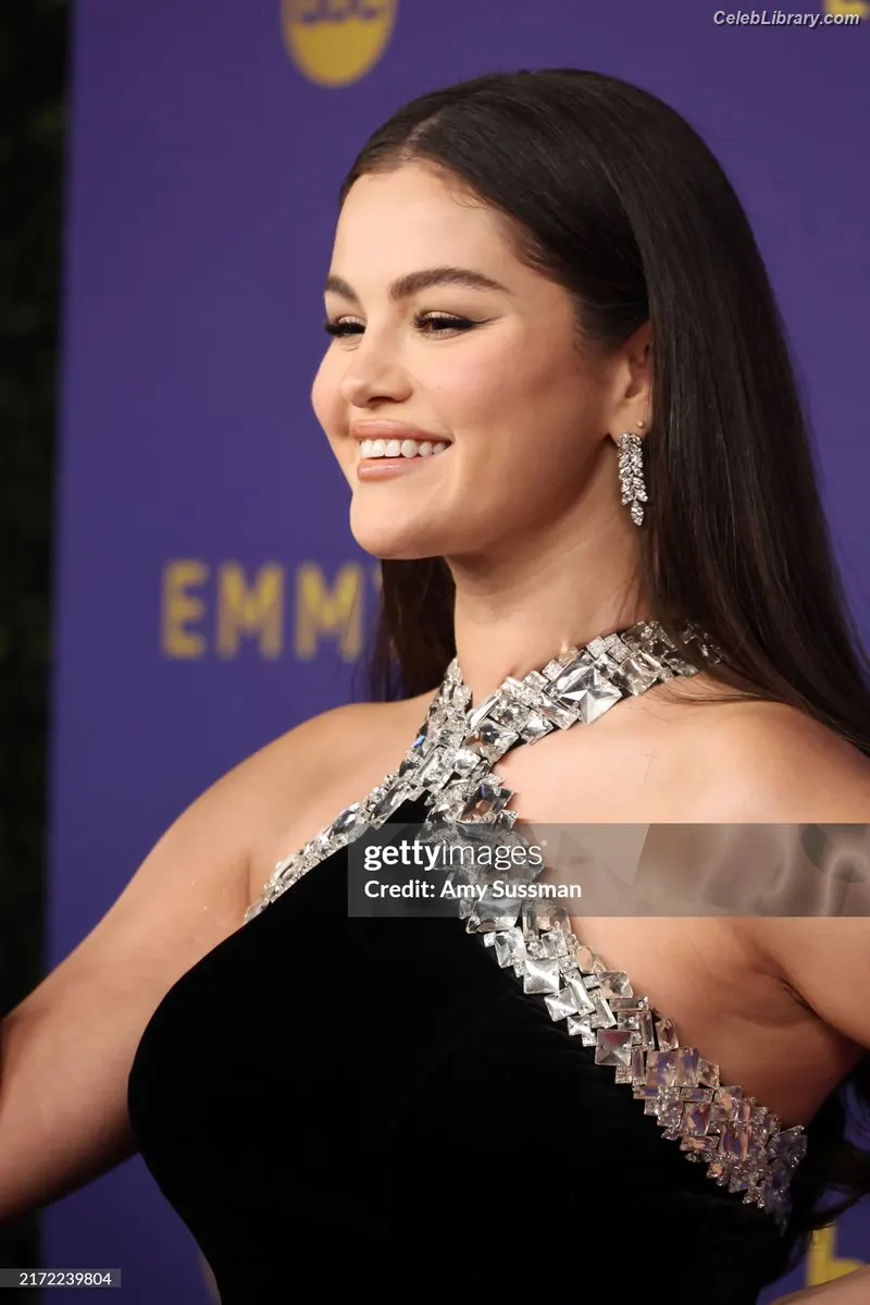 Selena Gomez photo 5 of 3542