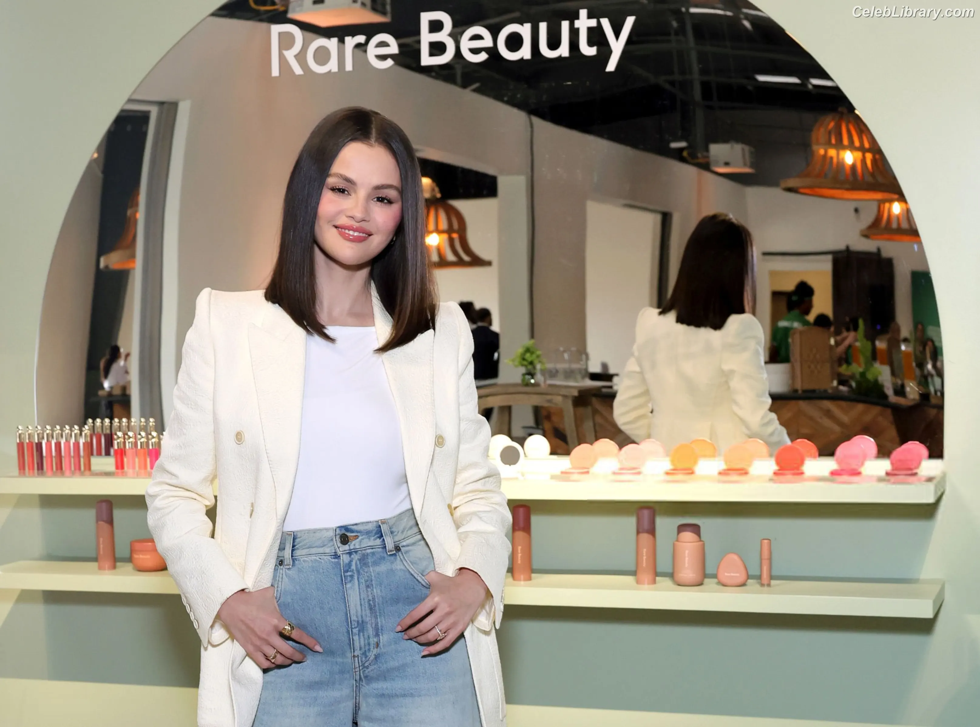 Selena Gomez photo 22 of 3542