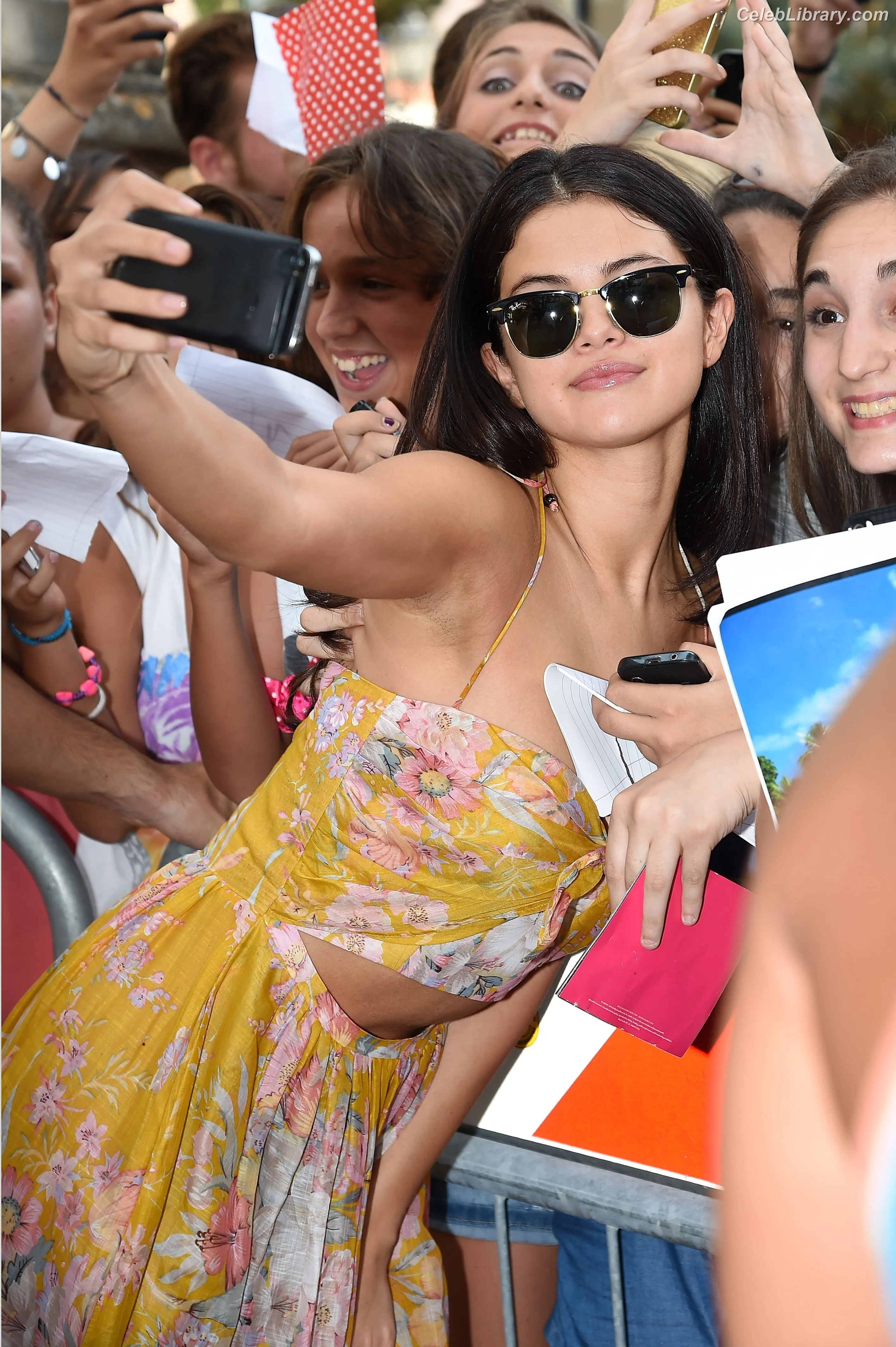 Selena Gomez photo 11 of 3542