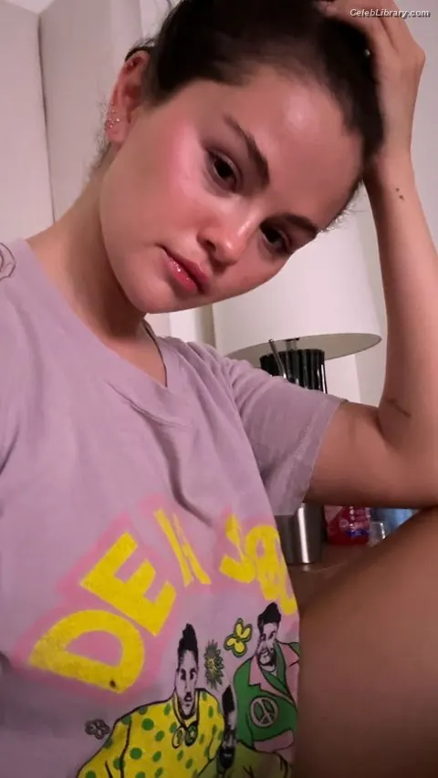Selena Gomez photo 7 of 3542