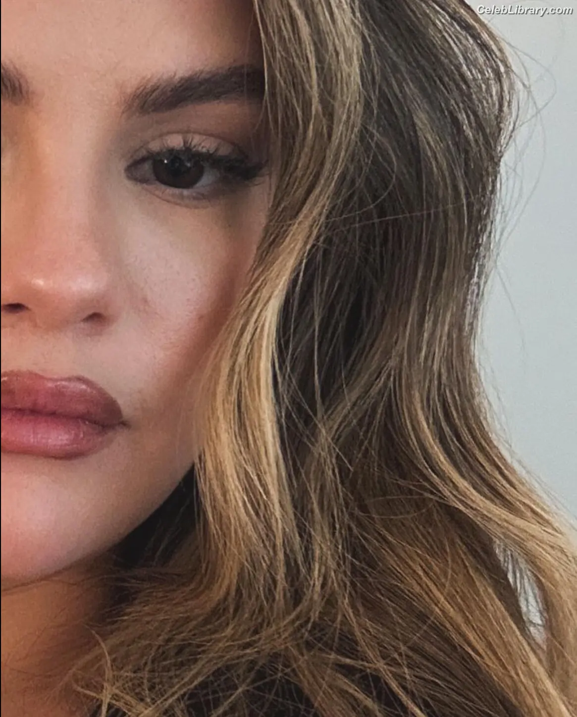 Selena Gomez photo 1 of 3542