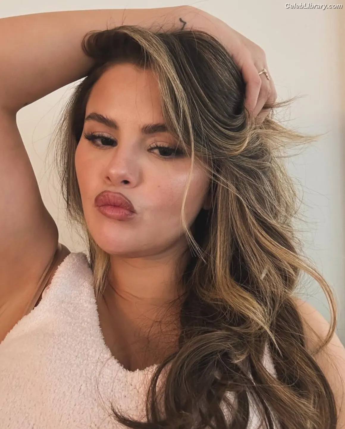 Selena Gomez photo 2 of 3542