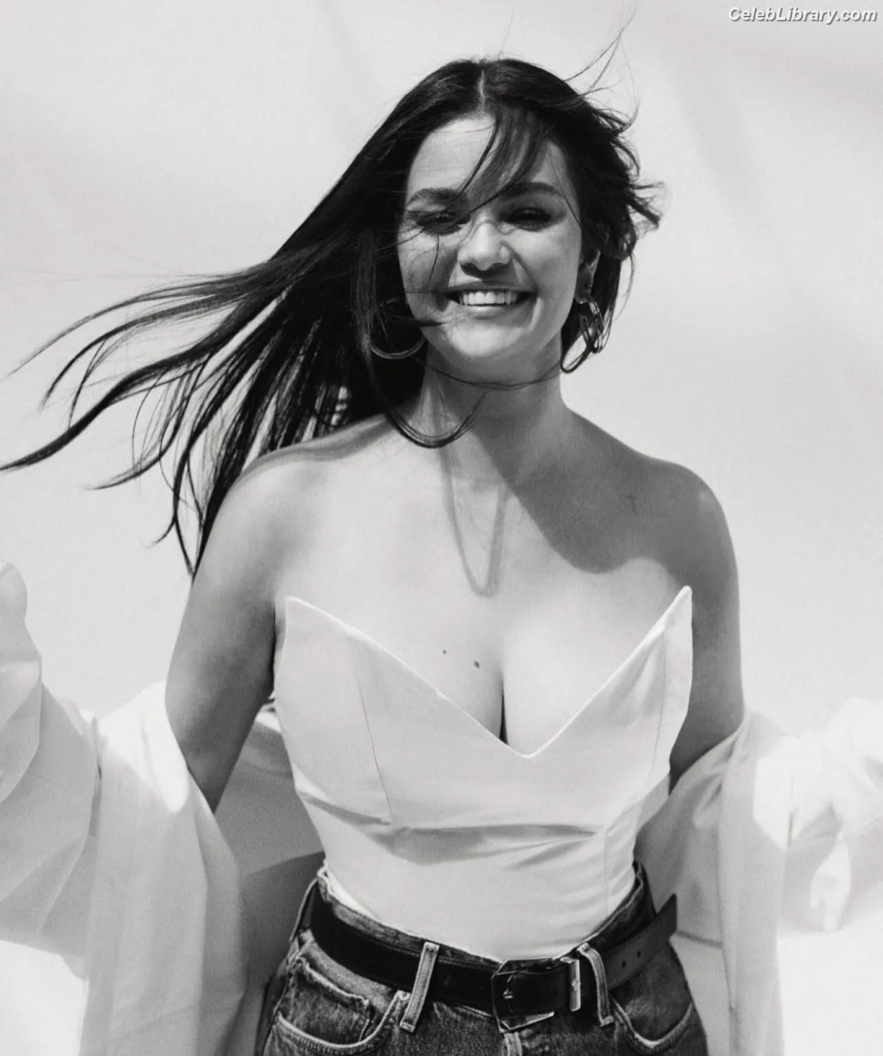 Selena Gomez photo 14 of 3542