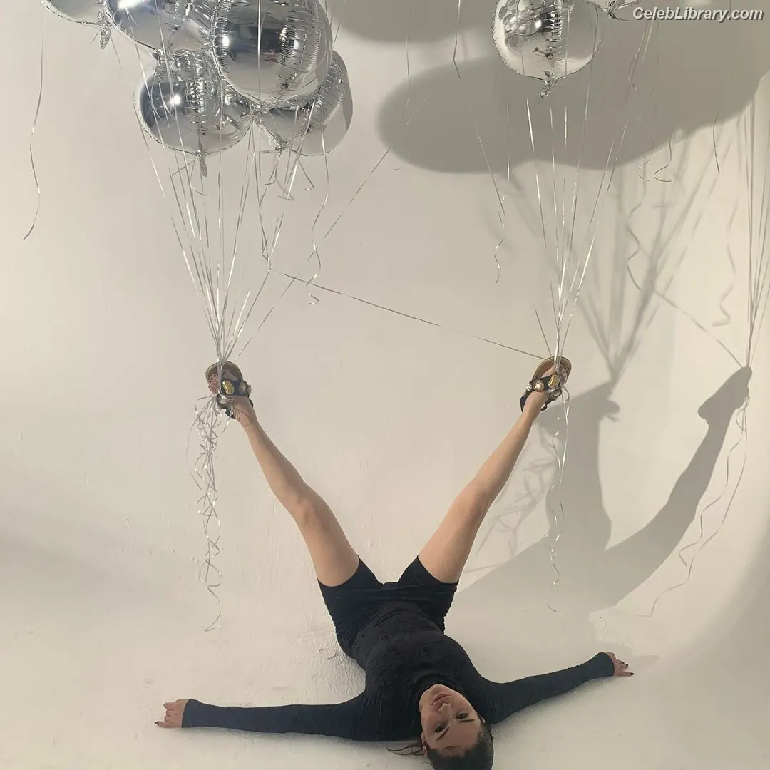 Selena Gomez photo 21 of 3542