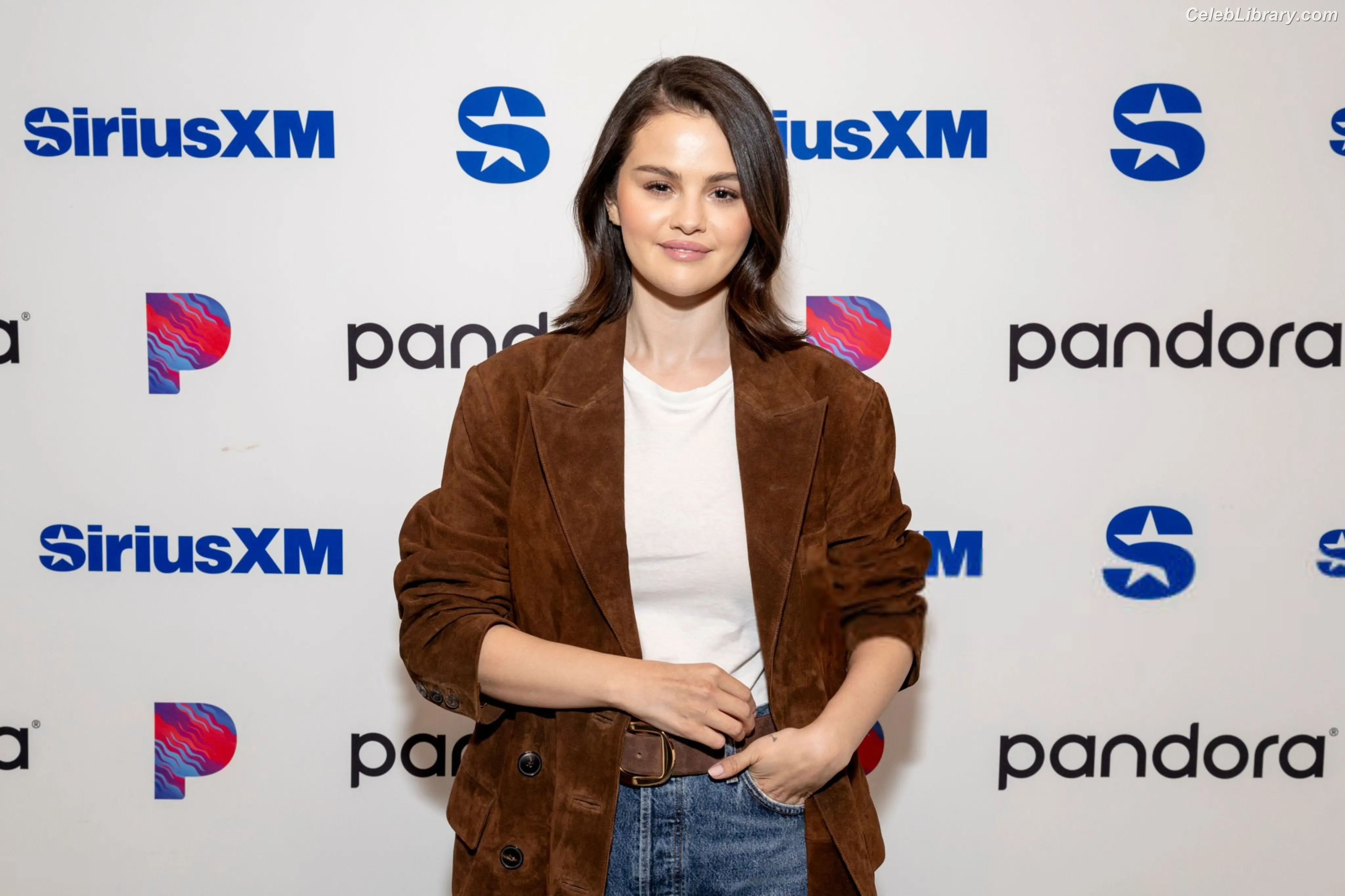 Selena Gomez photo 4 of 3542