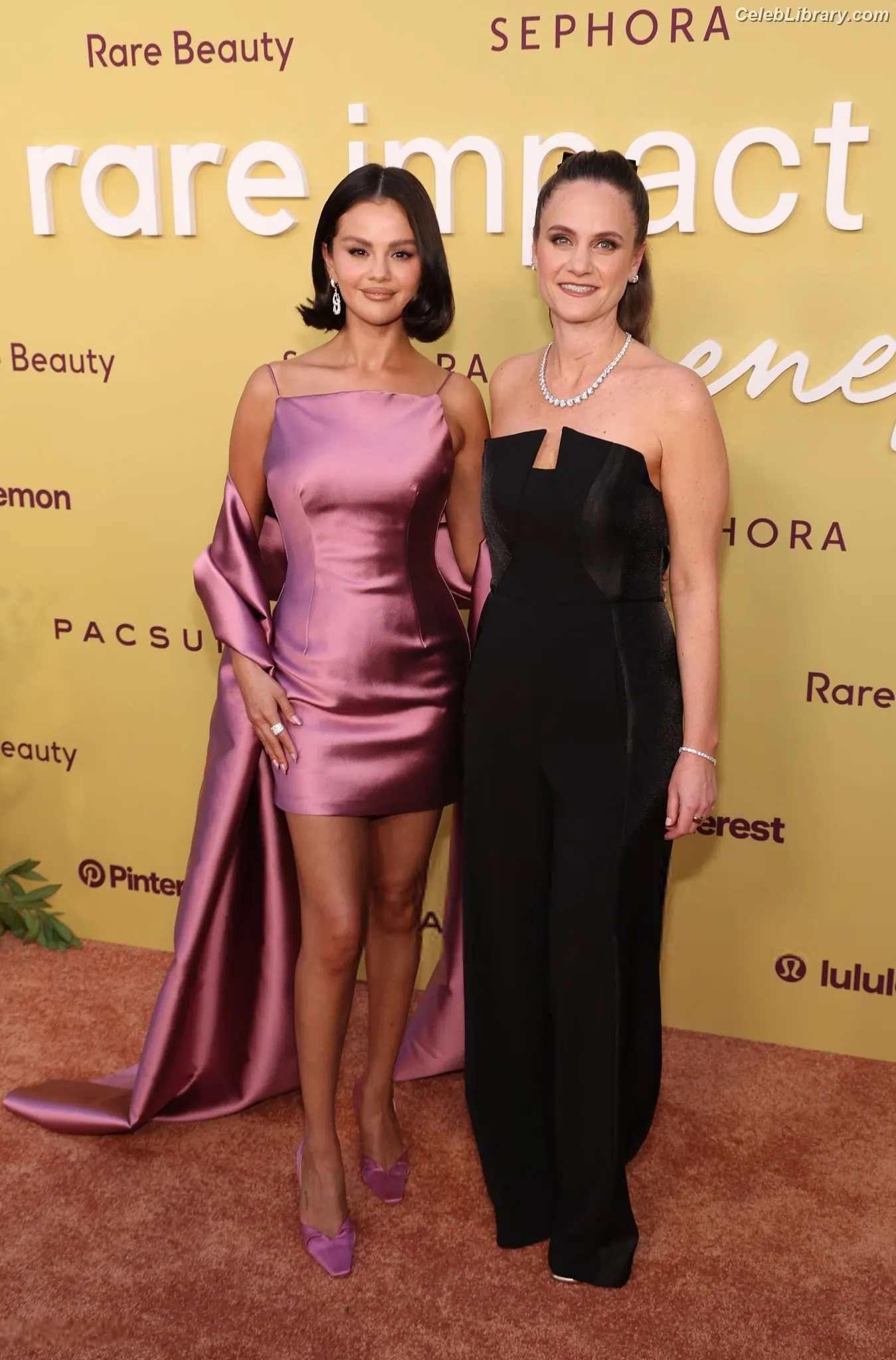 Selena Gomez photo 3 of 3542
