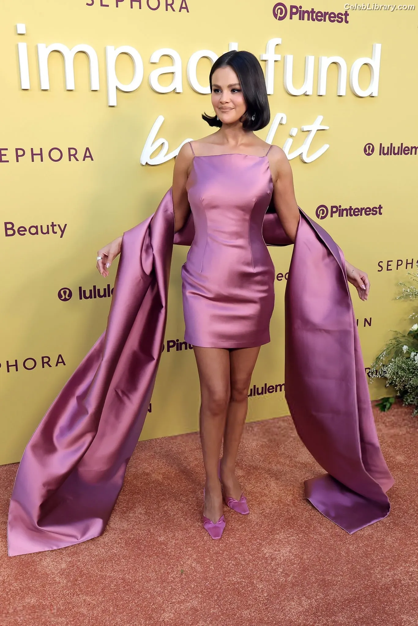 Selena Gomez photo 20 of 3542