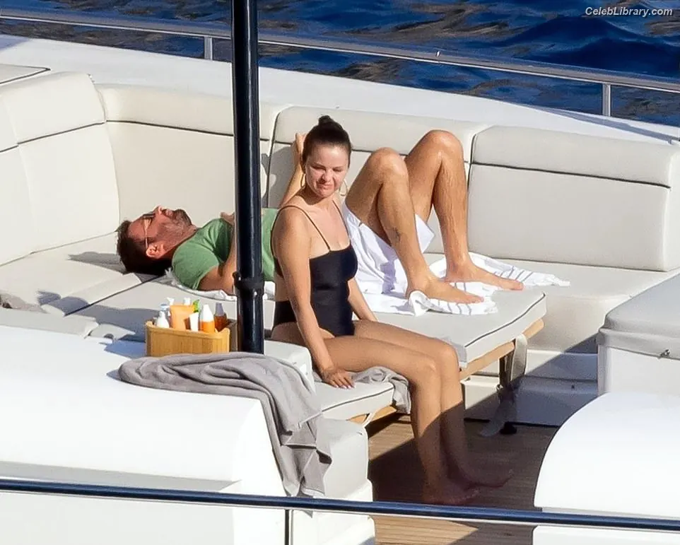 Selena Gomez photo 1 of 3542