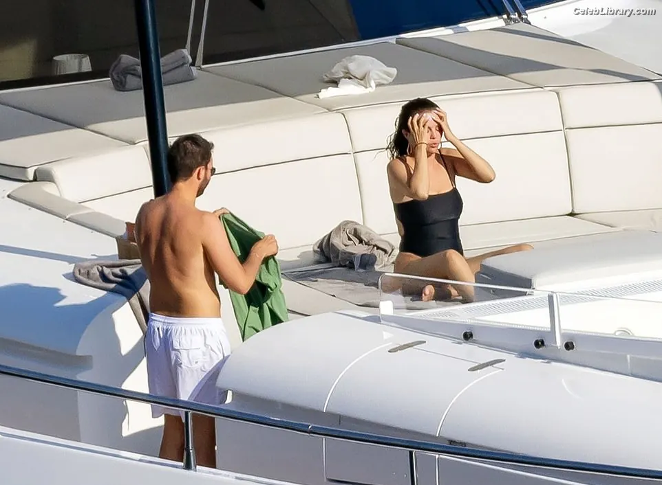 Selena Gomez photo 5 of 3542