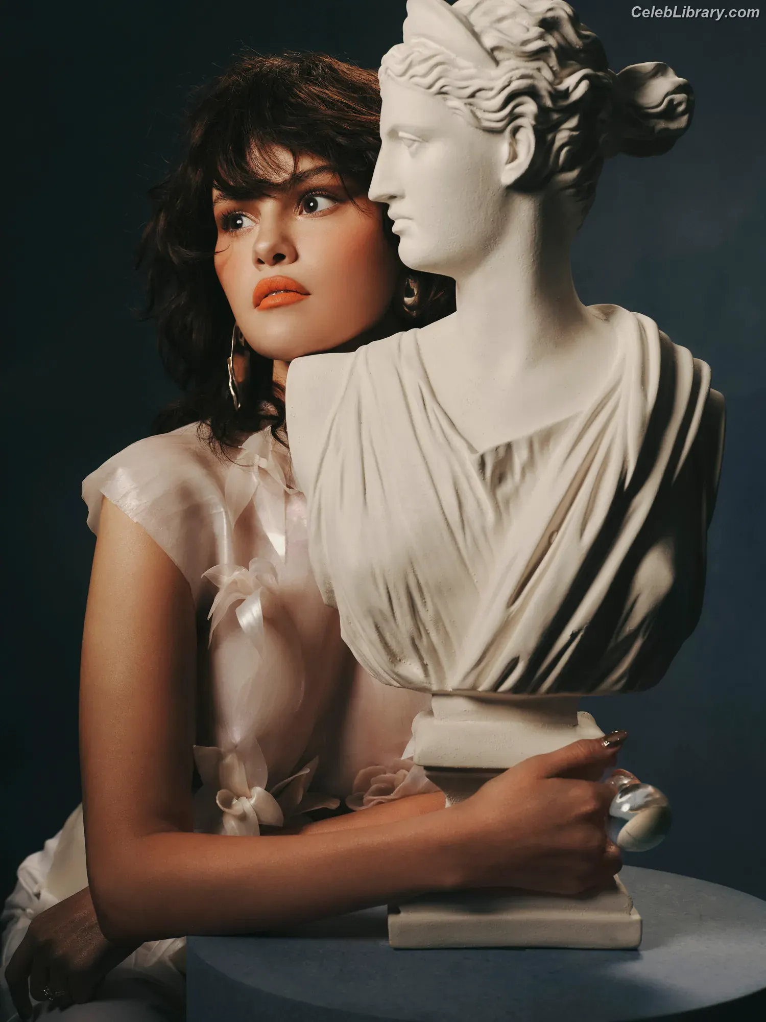 Selena Gomez photo 7 of 3542