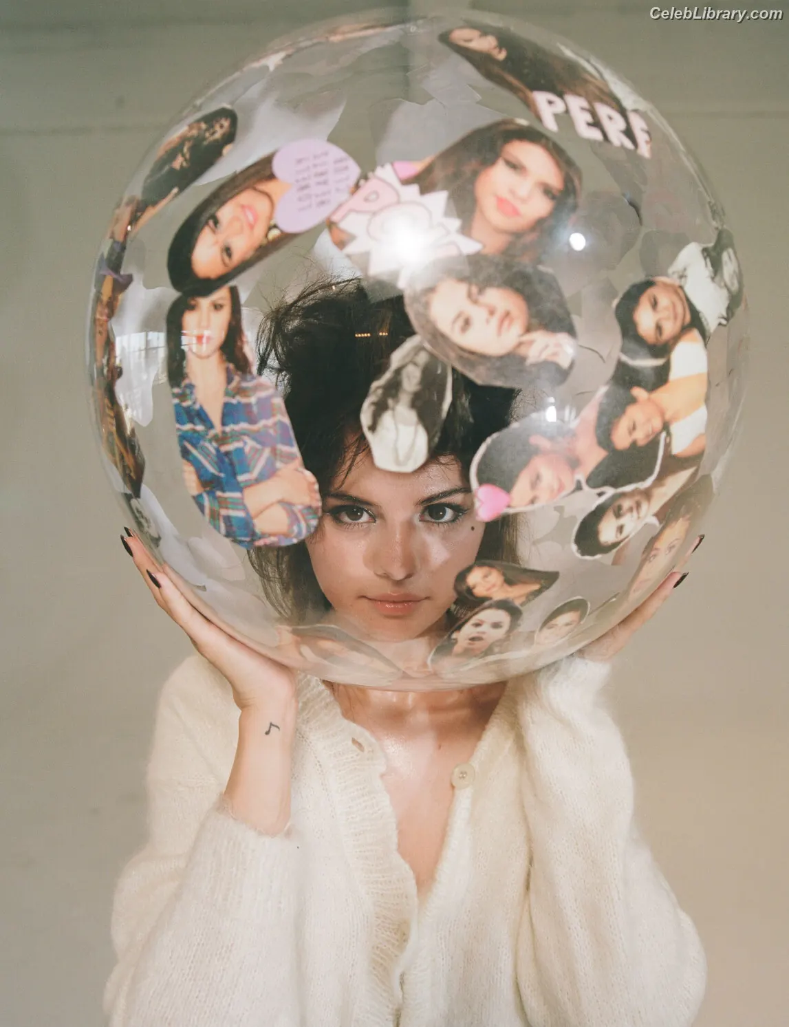 Selena Gomez photo 6 of 3542