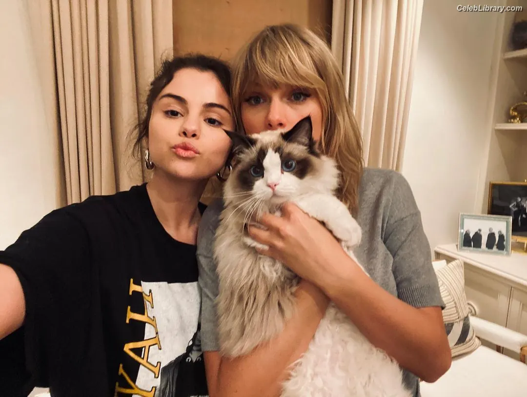 Selena Gomez photo 23 of 3542