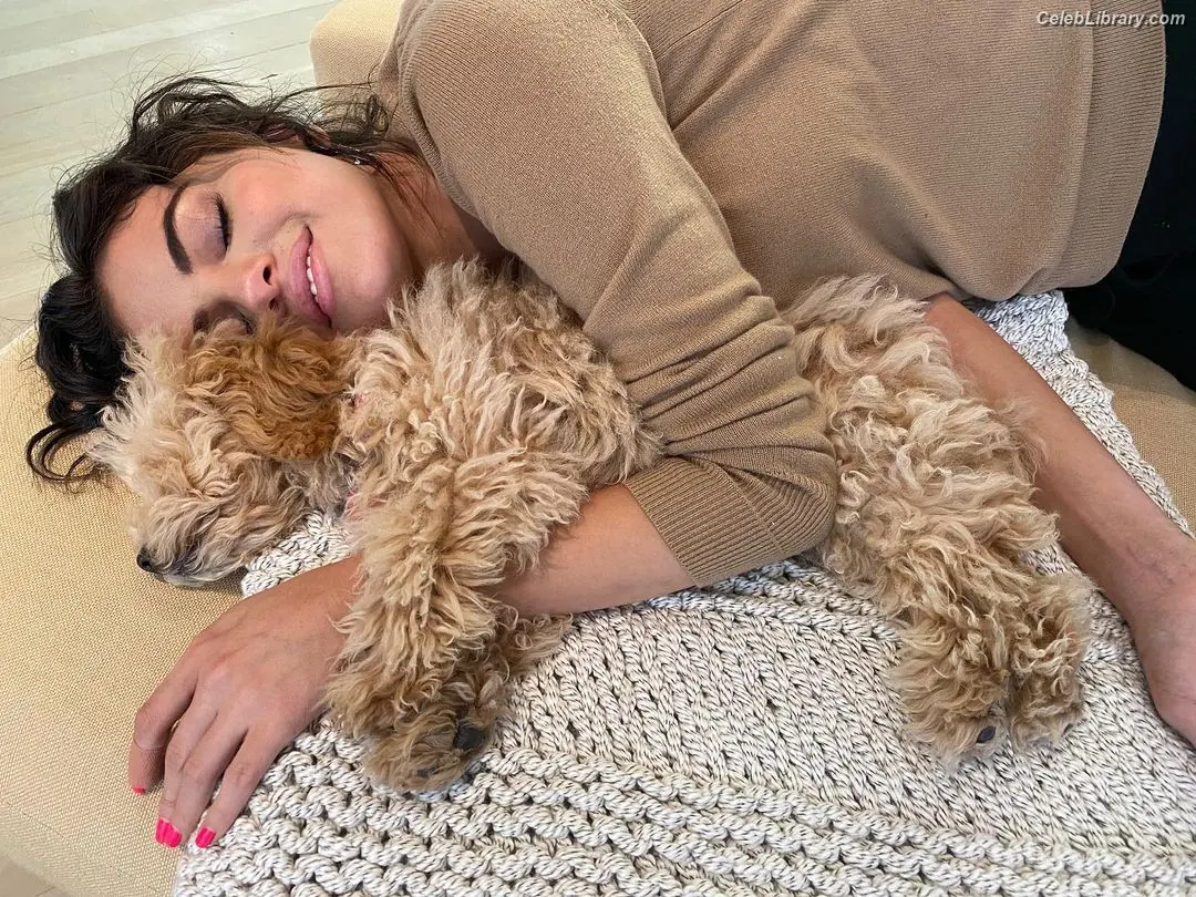 Selena Gomez photo 1 of 3542