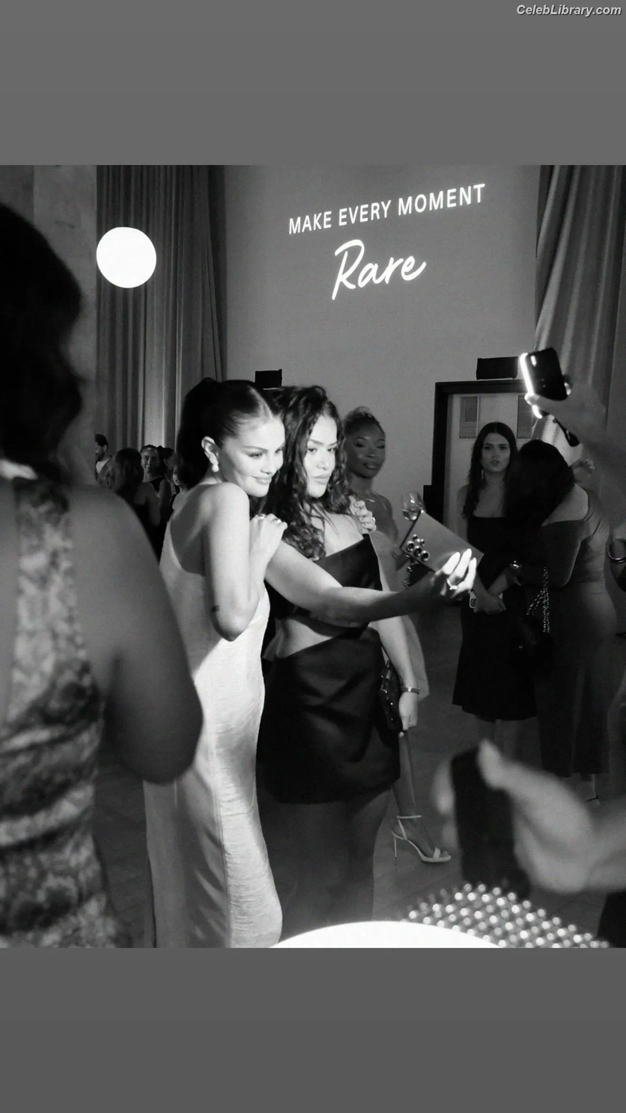 Selena Gomez photo 9 of 3542