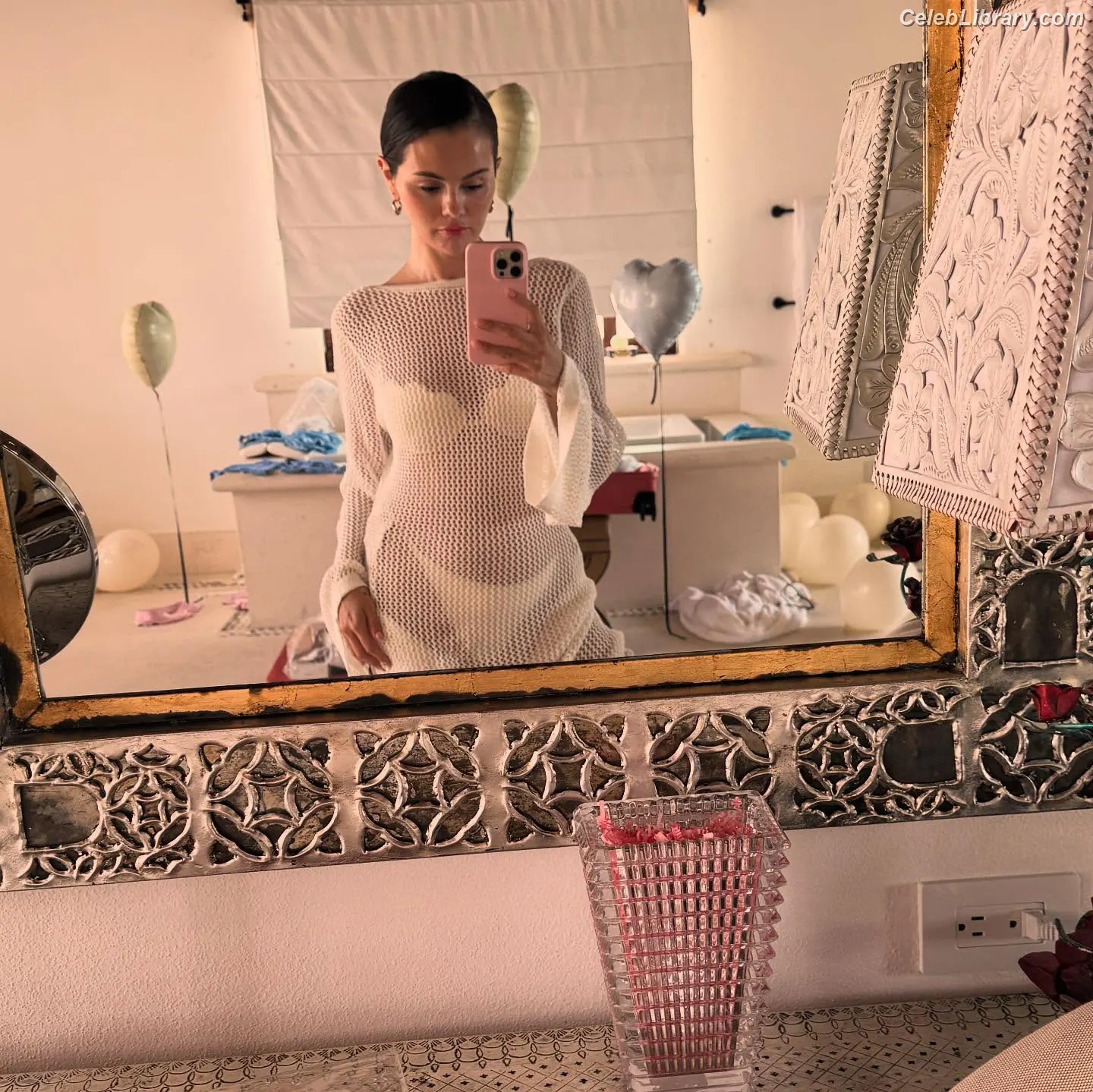 Selena Gomez photo 18 of 3542