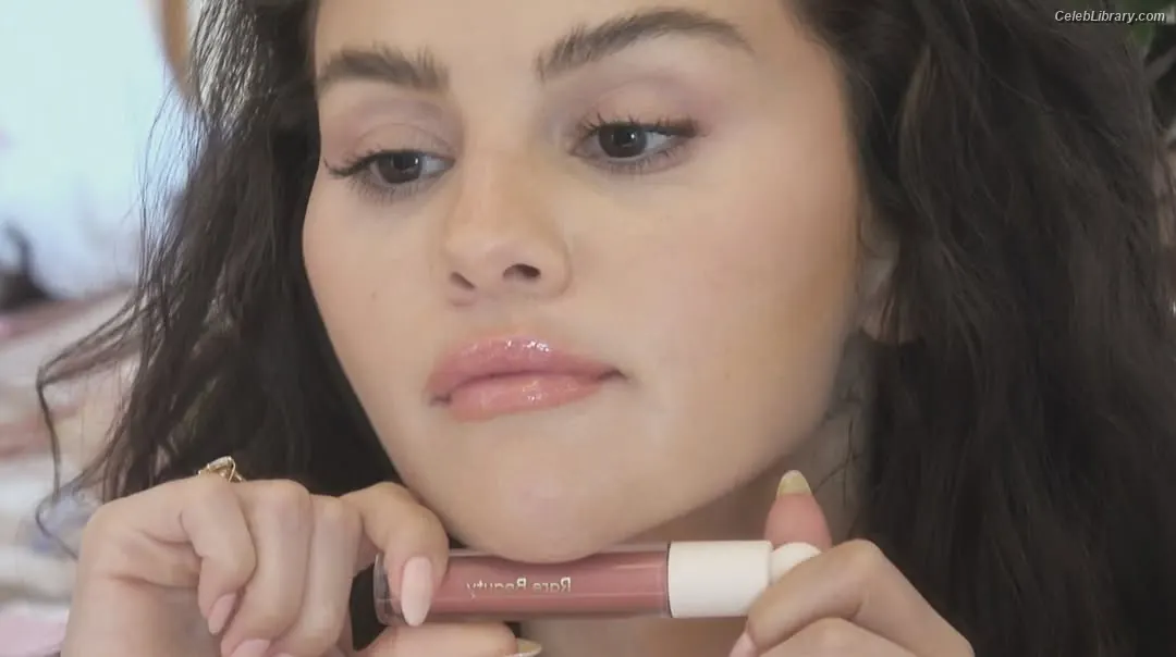 Selena Gomez photo 20 of 3542