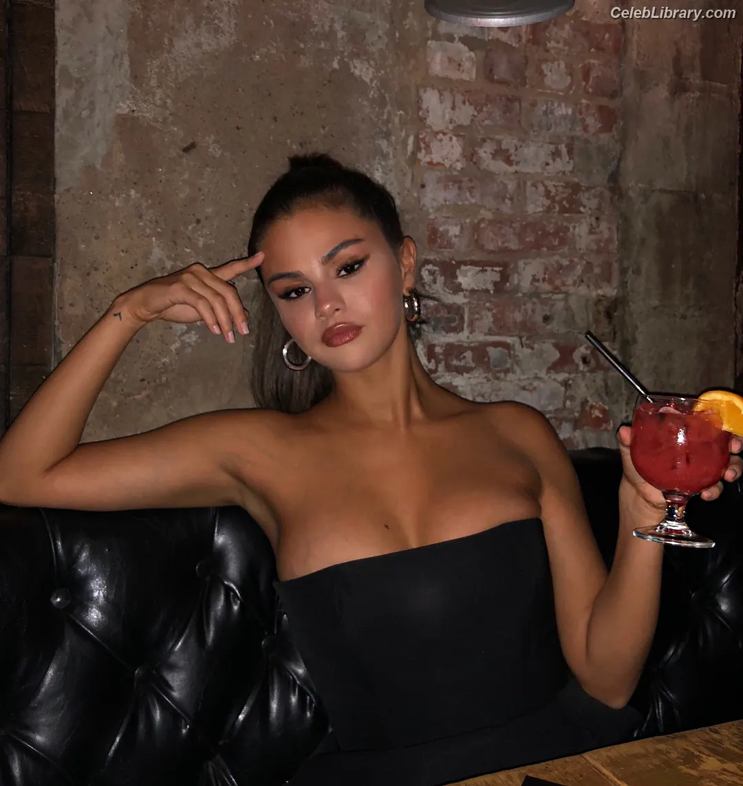 Selena Gomez photo 13 of 3542