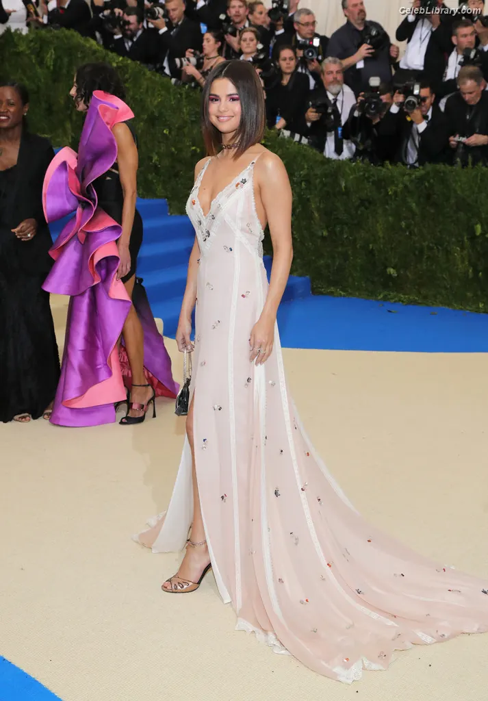 Selena Gomez photo 10 of 3542