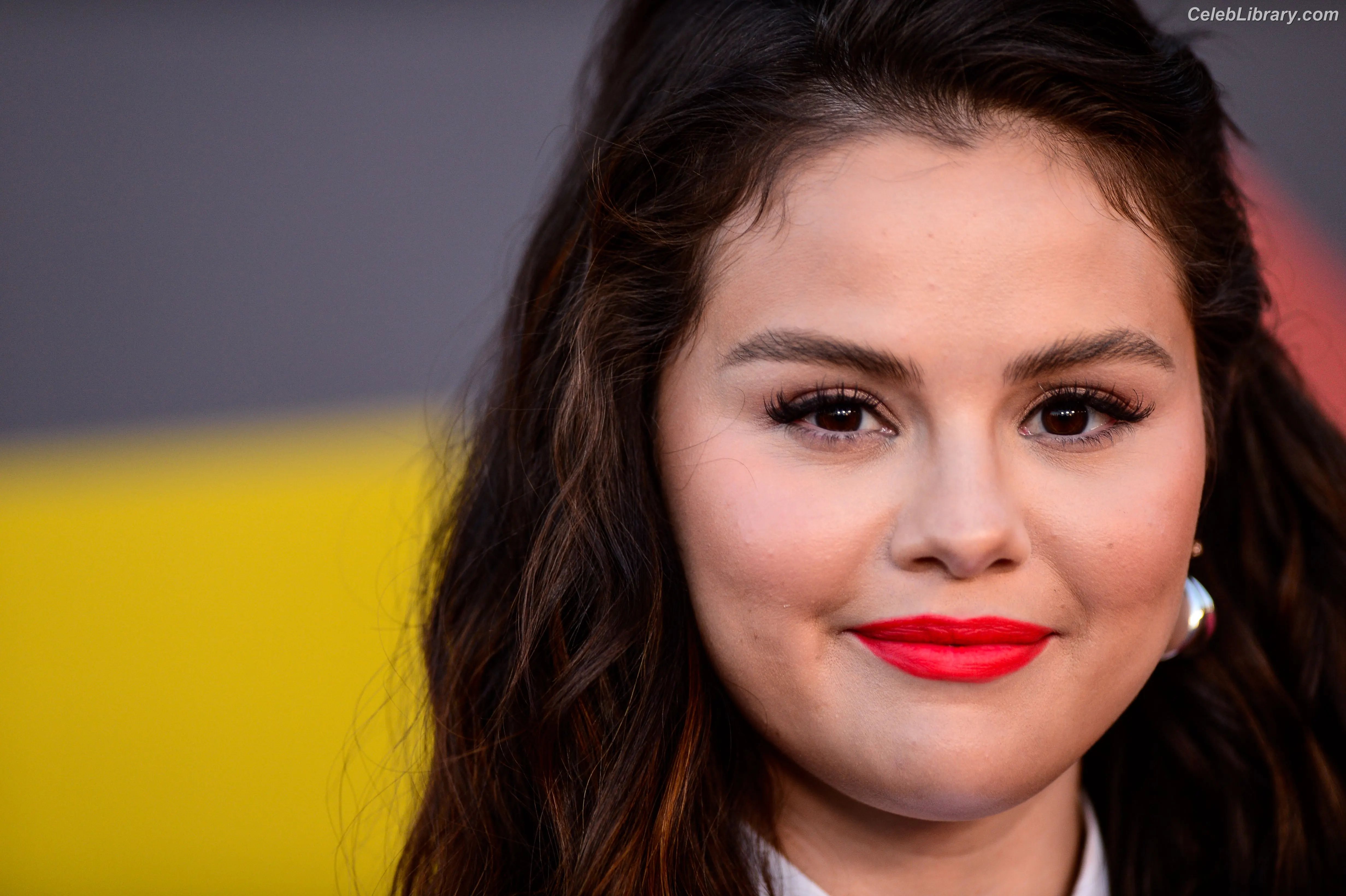 Selena Gomez photo 2 of 3542