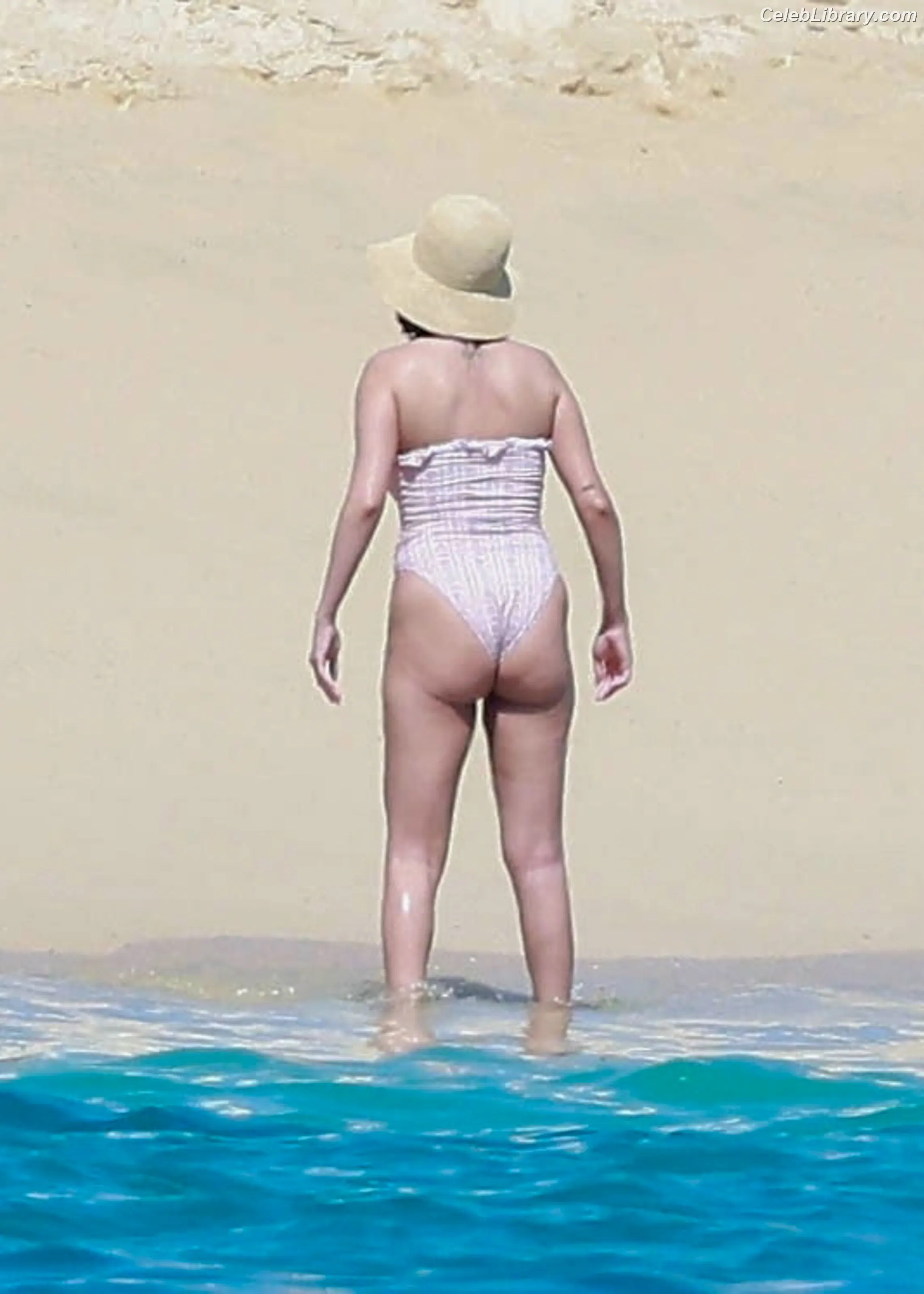 Selena Gomez photo 5 of 3542